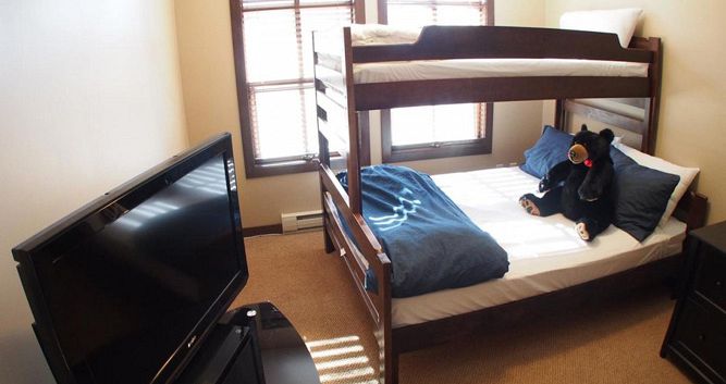 Many condos offer bunk beds for families. - image_4